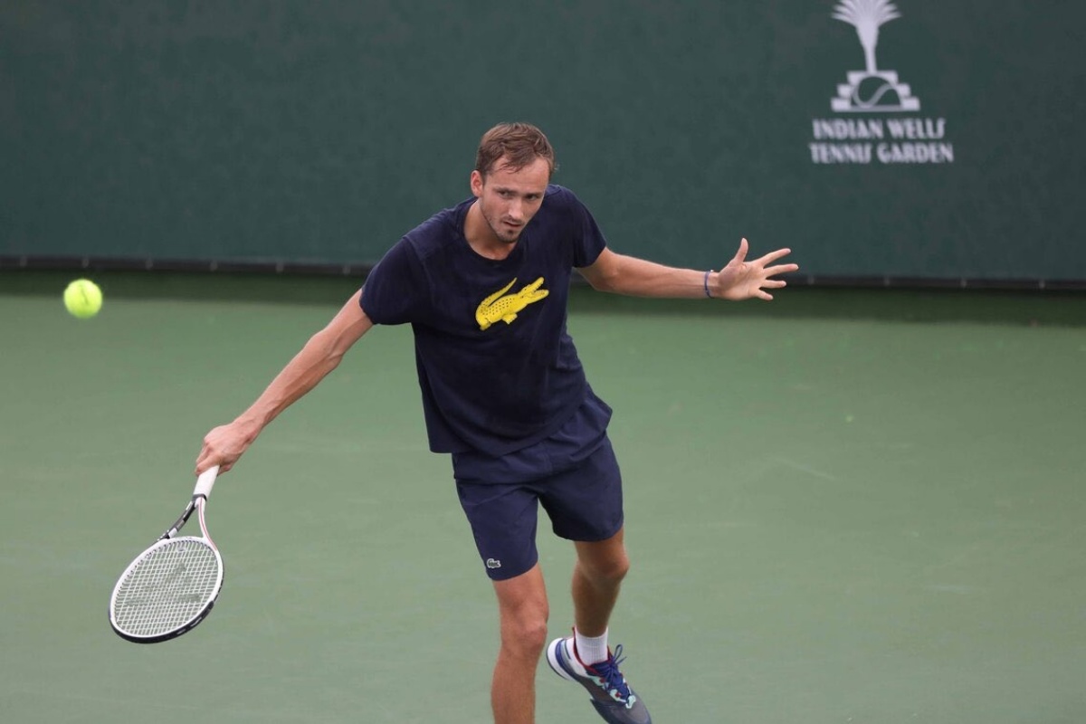Medvedev advances to the fourth round after rain delay at Indian Wells