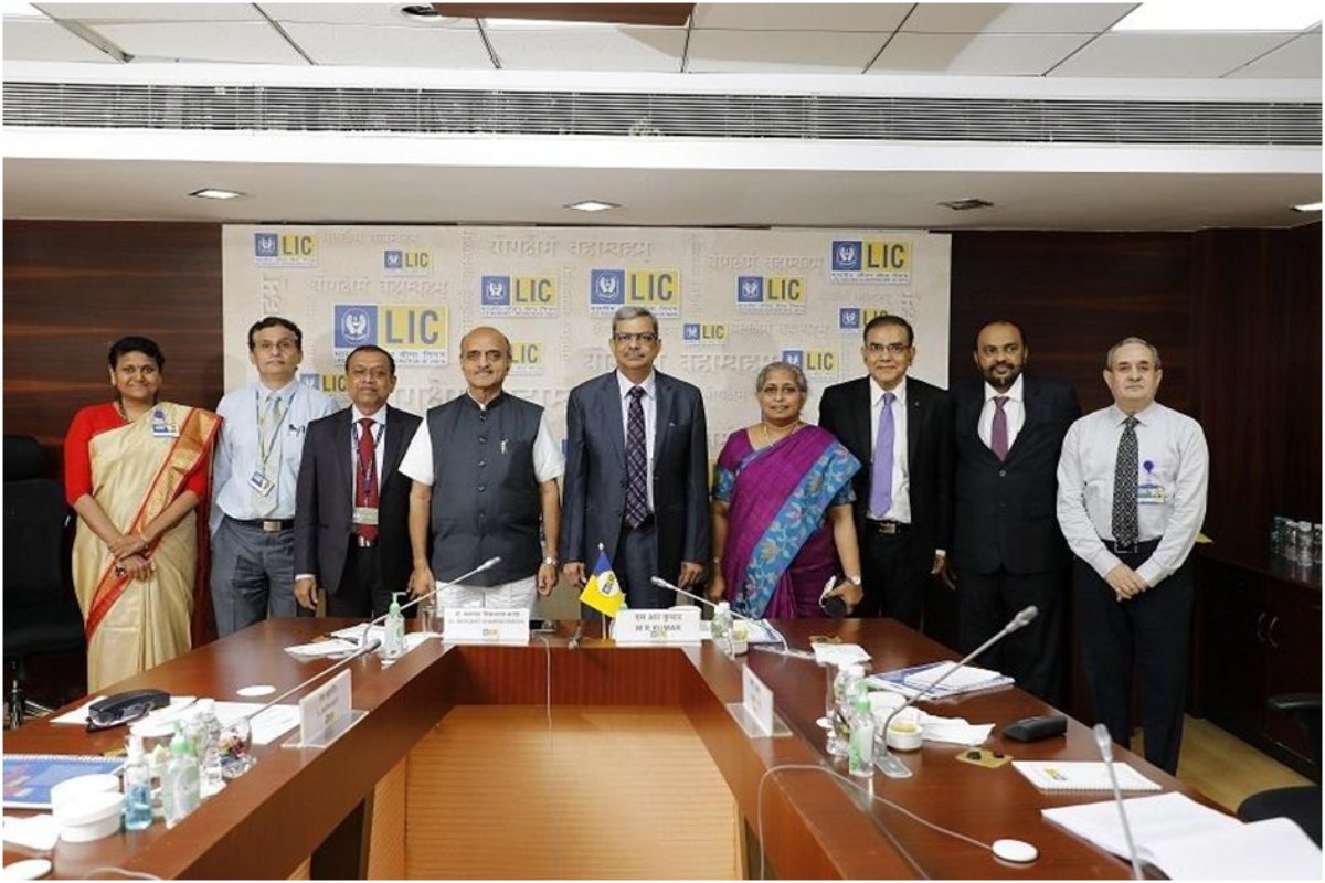 Member of Rajya Sabha, Dr. Bhagwat Kishanrao Karad visited the LIC of India