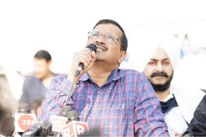 Kejriwal joins teachers’ protest, seeks chance for AAP govt