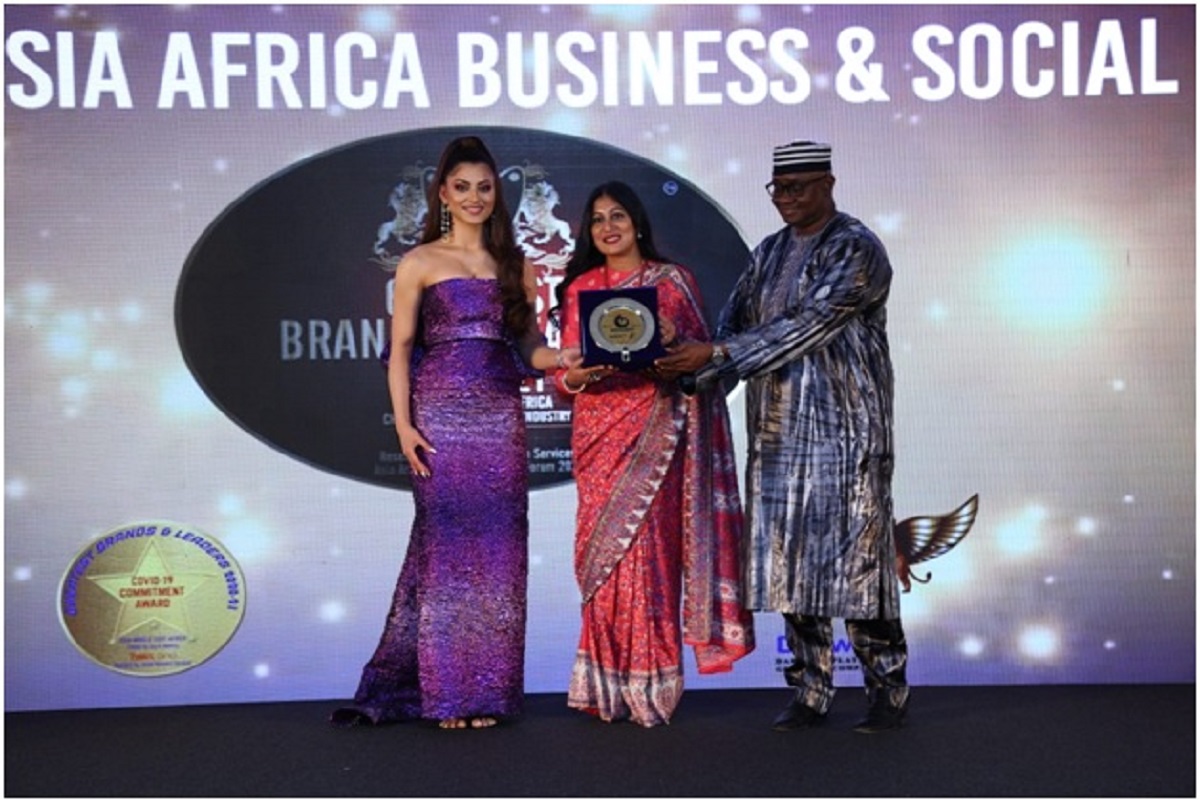 Smita Banerjee Sasmal awarded Black Swan Award for her contribution to Women Empowerment
