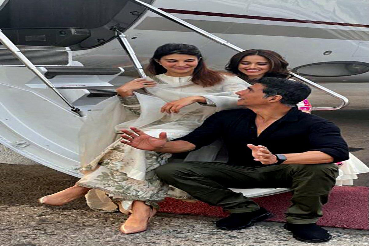 Akshay Kumar captures the goofy side of Jacqueline Fernandez while heading to ‘Ram Setu’ shoot