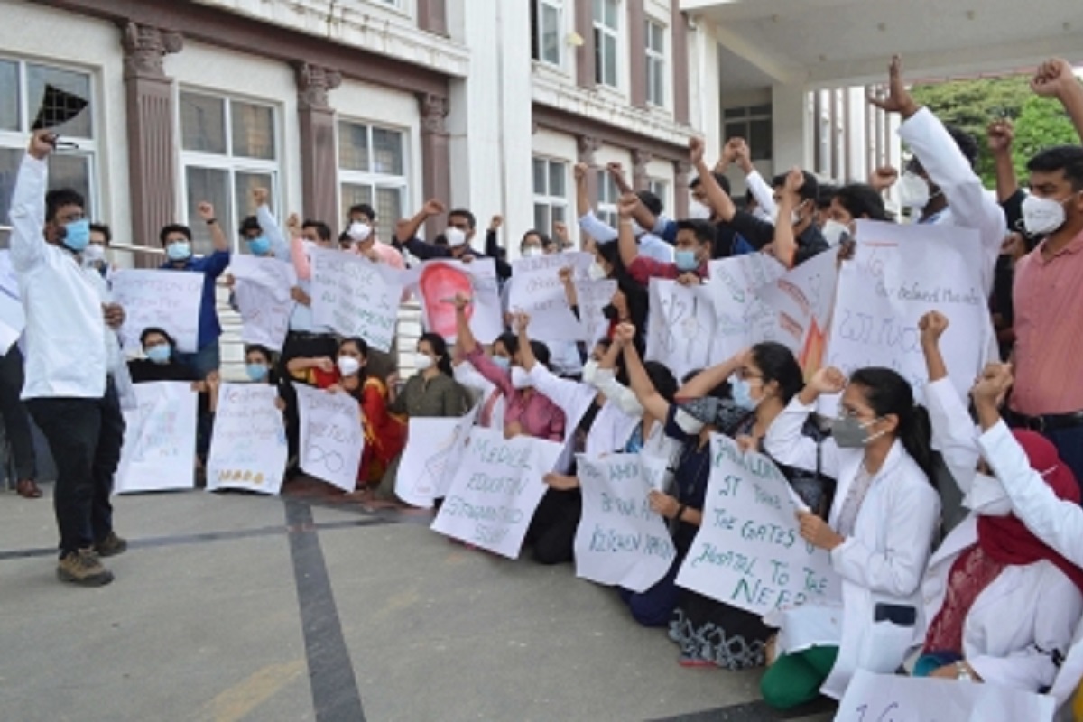 K’taka doctors on indefinite protest for Covid risk allowance