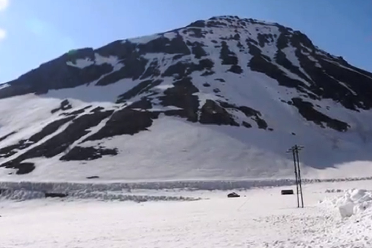 Rohtang Pass closed for vehicular traffic, tourists