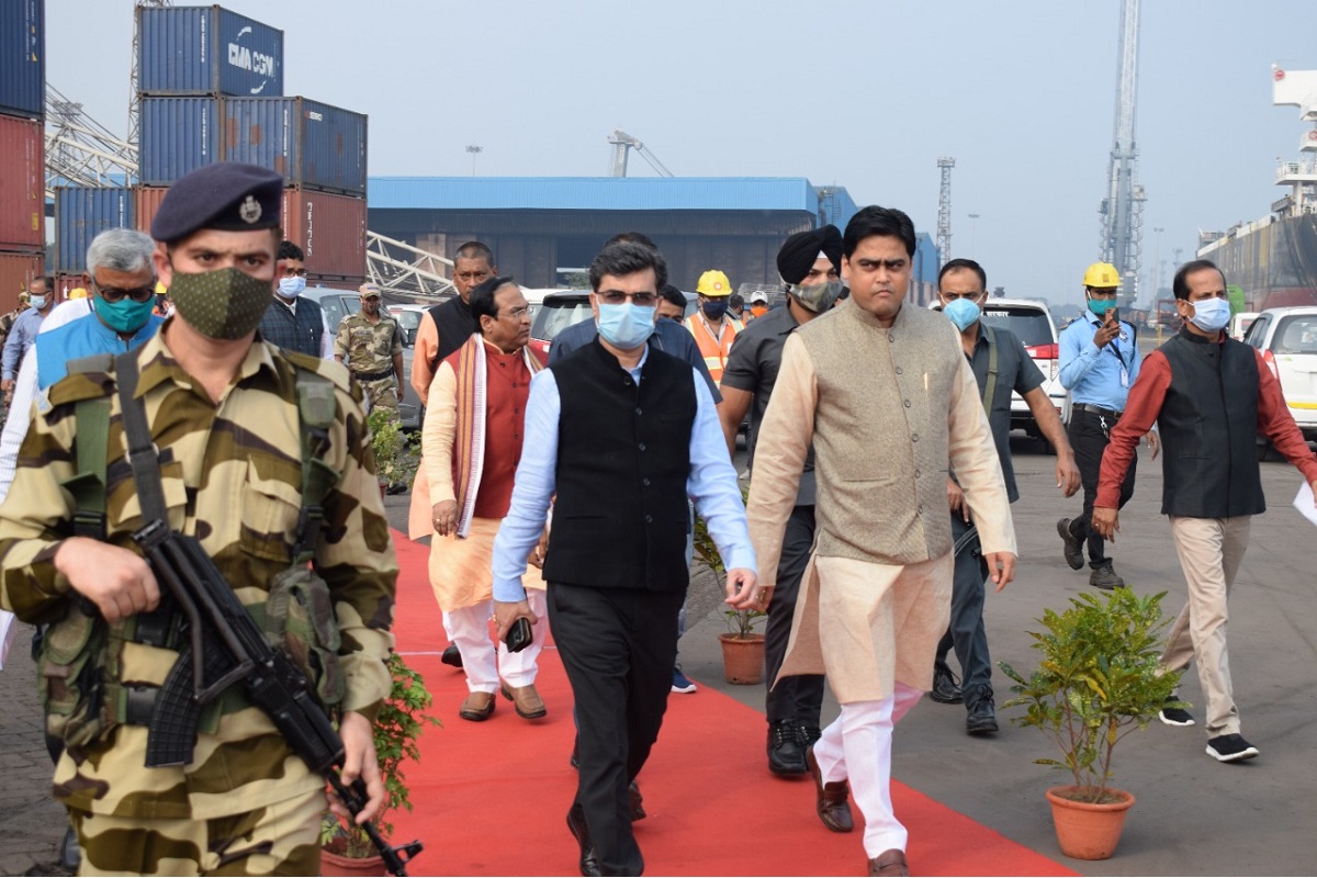 Shipping Minister Thakur inaugurates projects at Haldia Dock Complex