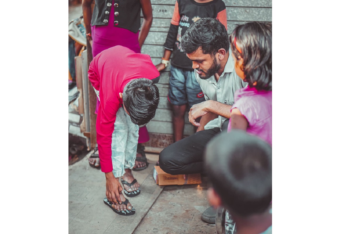 Maniesh Paul spreads happiness on Christmas, donates 500 pairs of footwear to underprivileged kids
