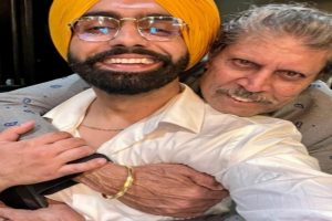 Fanboy Ammy Virk poses with stars of 1983