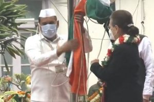 Congress party flag falls down as Sonia Gandhi attempts to unfurl it during foundation day event