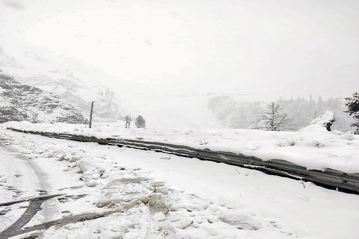 J-K: Mughal Road closed following overnight snowfall in Kashmir valley