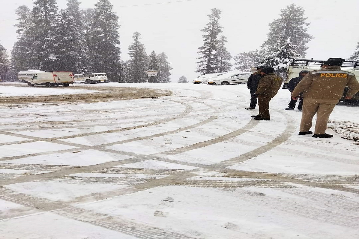 Heavy snowfall halts traffic in 5 districts of HP