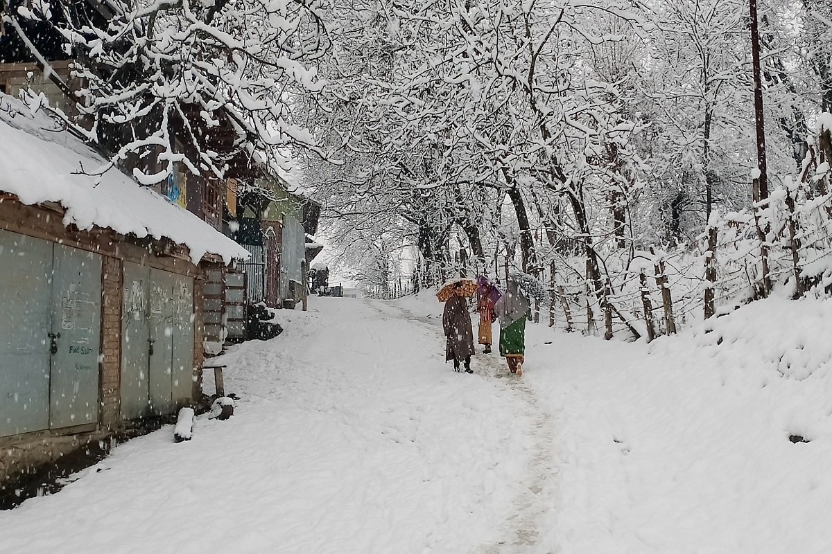 Flights cancelled as Kashmir gets snowfall