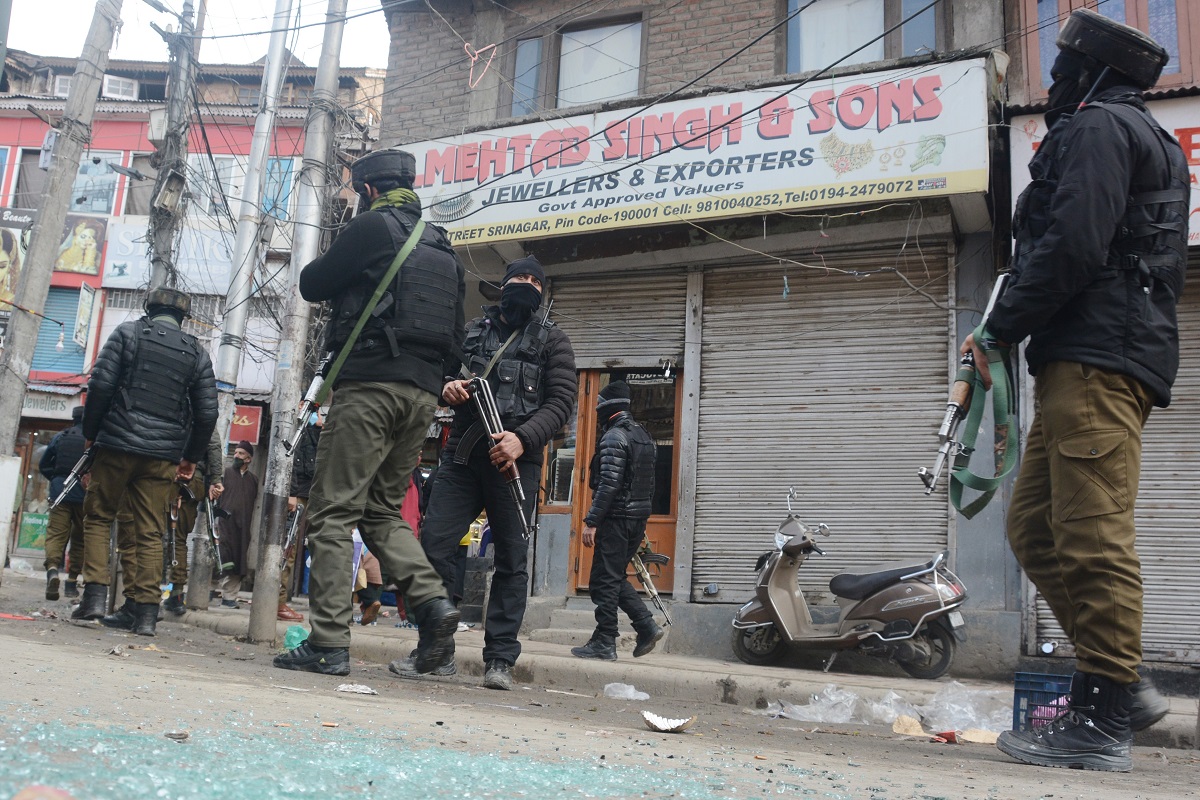 Cop killed in brief shootout with terrorists in Srinagar