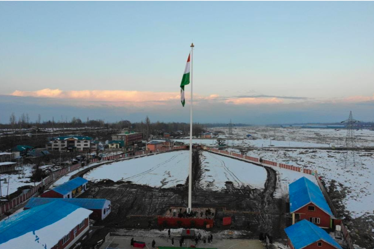 CHINAR CORPS IN COLLABORATION WITH PUNIT BALAN GROUP INAUGURATES HIGH MAST NATIONAL FLAG