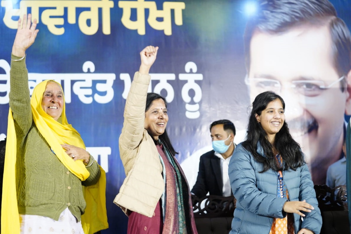 Punjab Polls : Mrs Kejriwal campaigns for ‘brother-in-law’ Bhagwant Mann in Dhuri