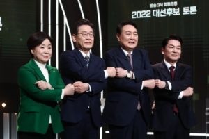S.Korean prez candidates neck and neck in new poll