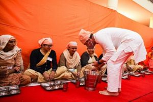UP: Rahul, Priyanka serve ‘langer’ at Ravidas Temple in Varanasi