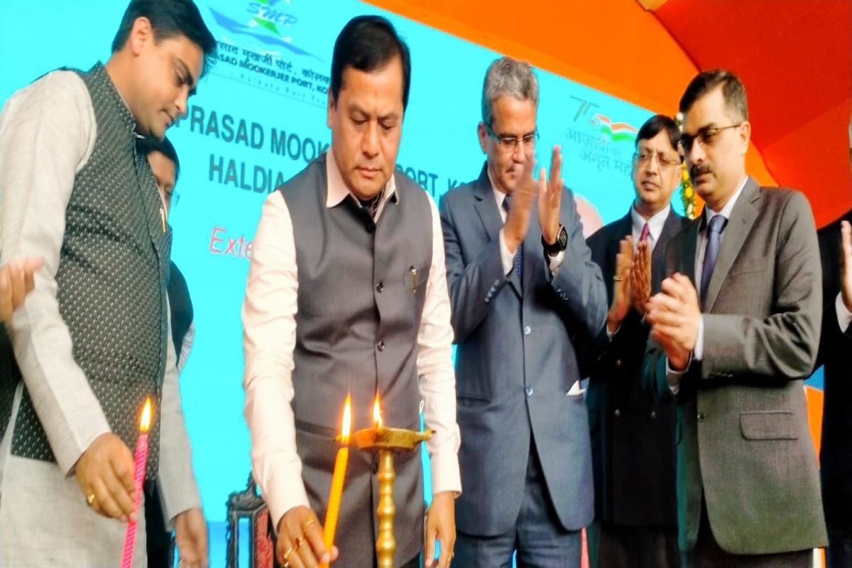 Sonowal flags off maiden voyage of steel from Haldia