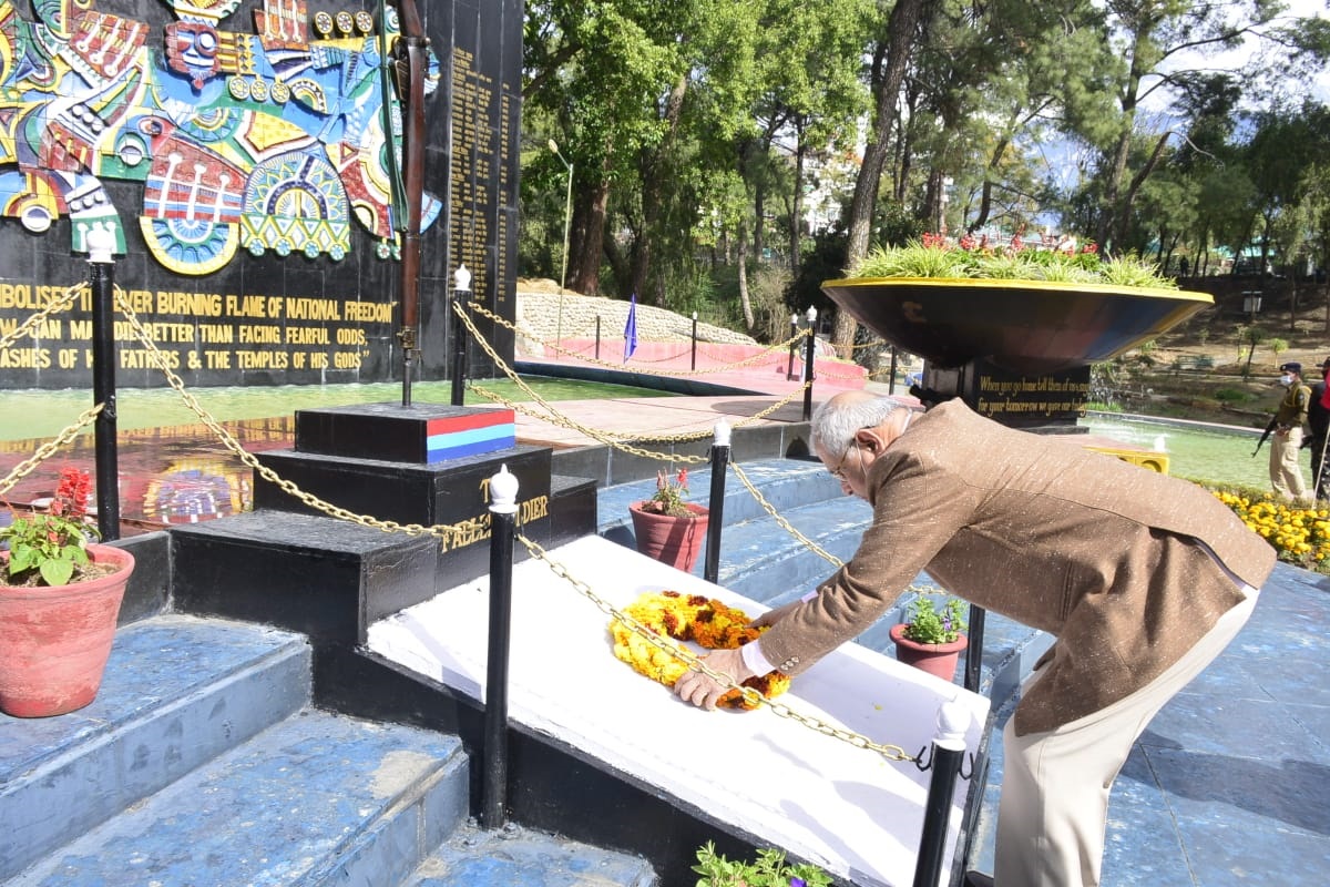 HP Guv pays tribute to martyrs at War Memorial