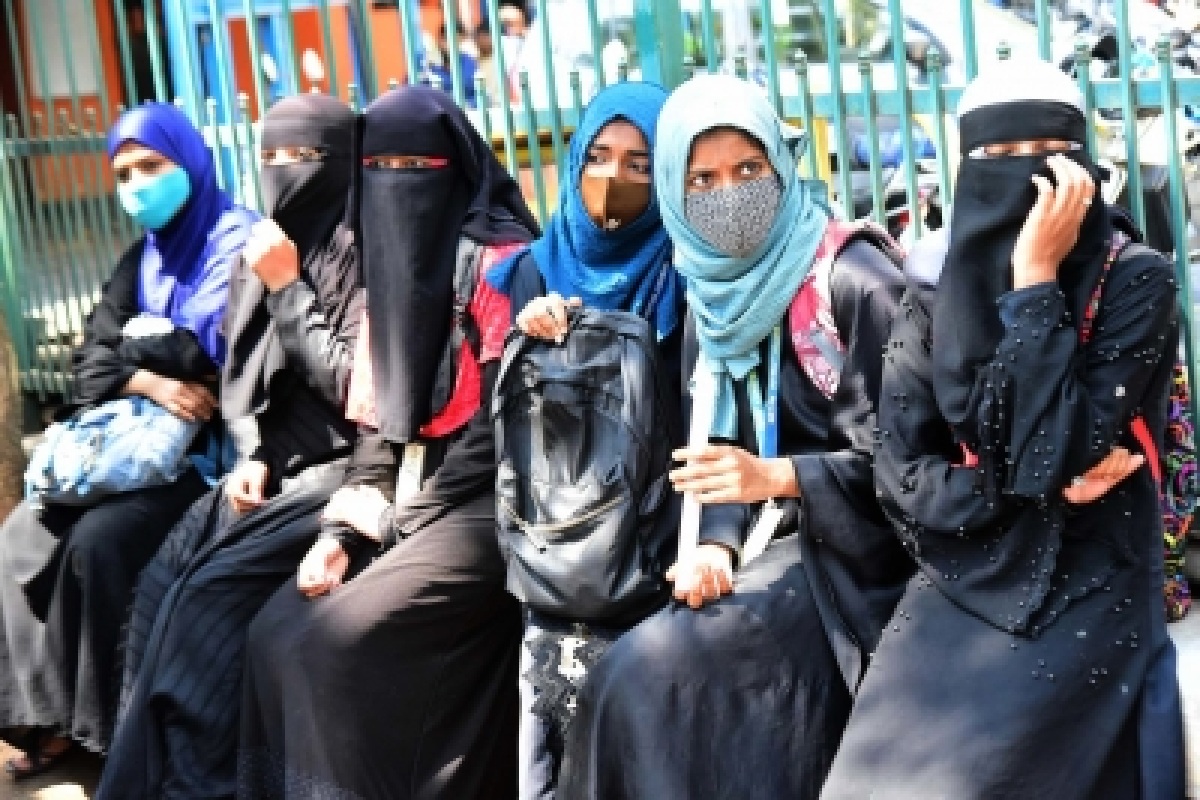 7 suspended for allowing students in hijab to take class 10 exams in K’taka