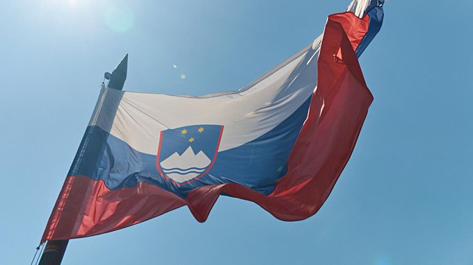 Slovenian embassy in Kiev removes flag due to similarity with Russia’s