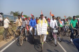 Labour minister leads cycle rally to press for underpasses, service roads