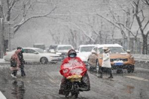 Heavy snow hits Beijing, triggers alerts