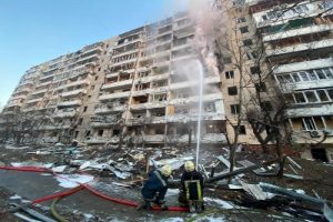 Russian shelling hits high-rise building in Kiev