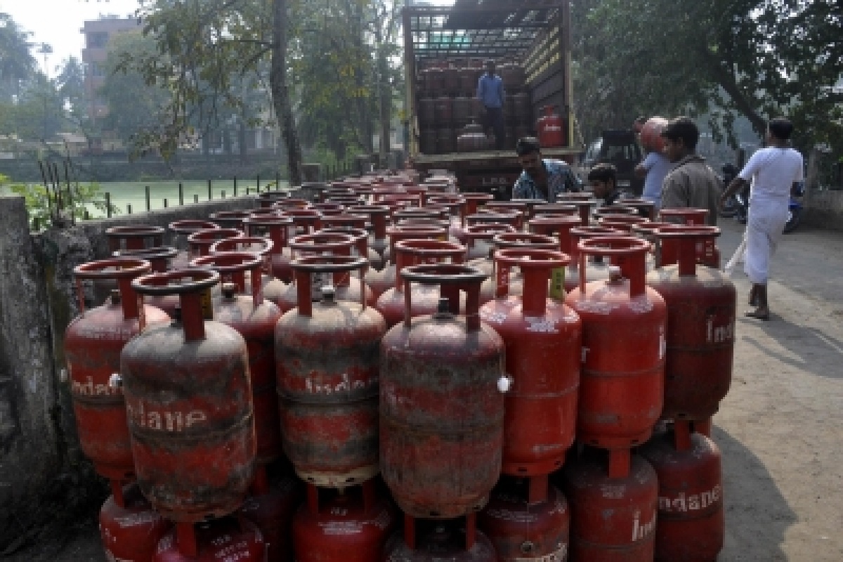 Cong promises LPG cylinder for Rs 400 each to BPL families in Rajasthan