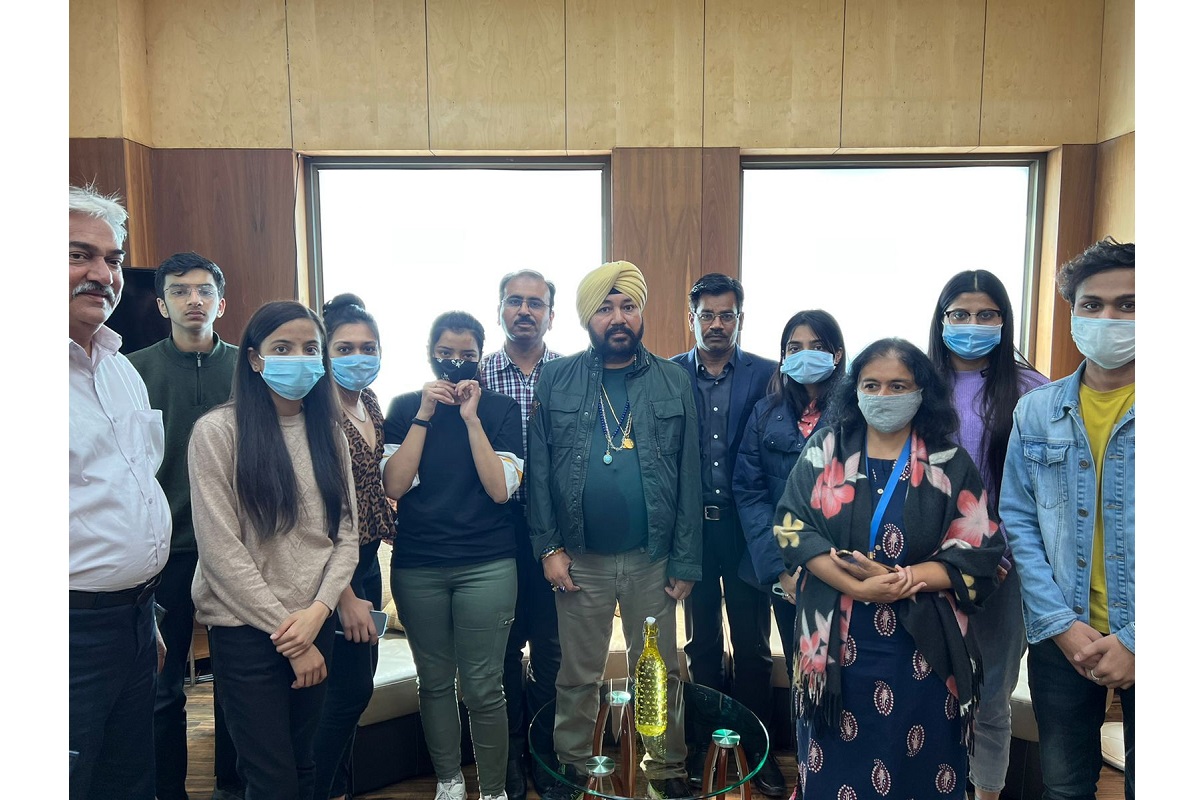 Daler Mehndi Meets Students Evacuated from Ukraine At Udaipur Airport, Lauds PM Modi For Rescue