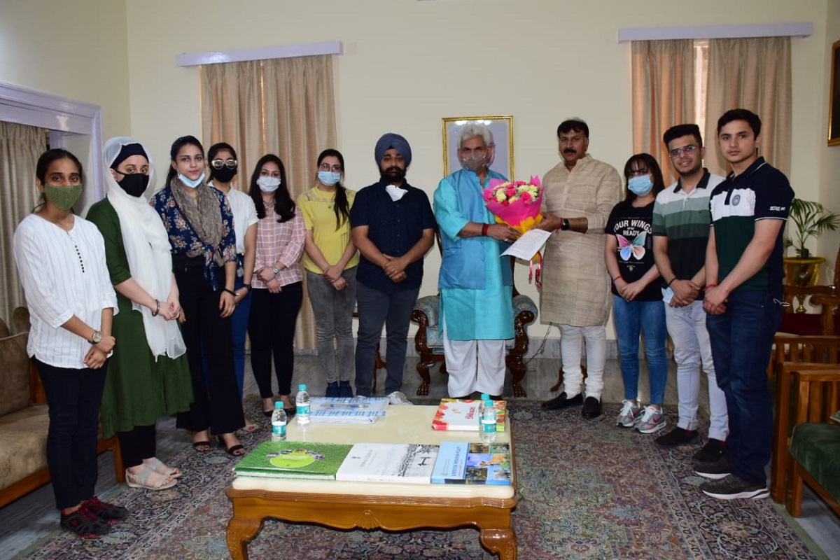 Ukraine returnees urge LG to let them continue MBBS course in J&K