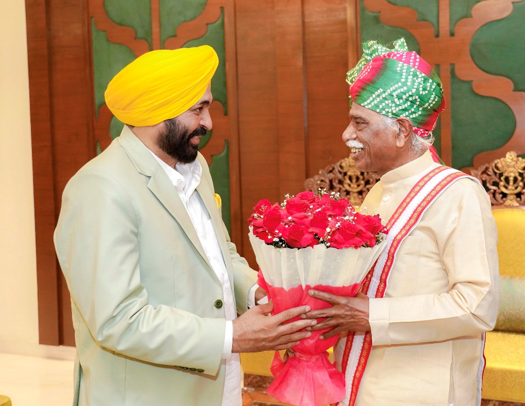 Punjab CM joins Haryana Gov, Khattar in celebrating Holi