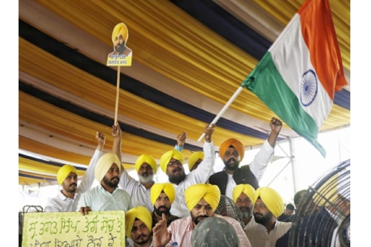 Donning traditional ‘basanti’ turbans, thousands head for Mann’s oath