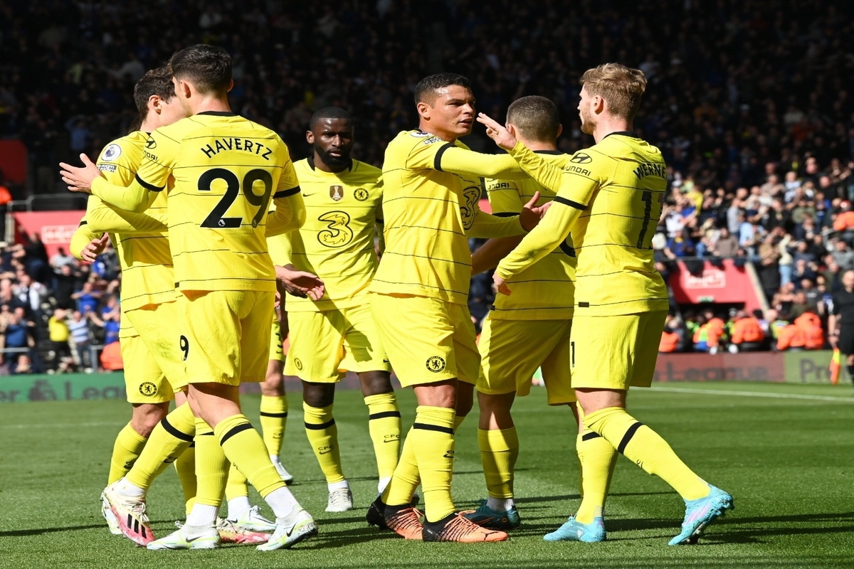 Chelsea recover in style as Spurs take big step towards Champions League spot