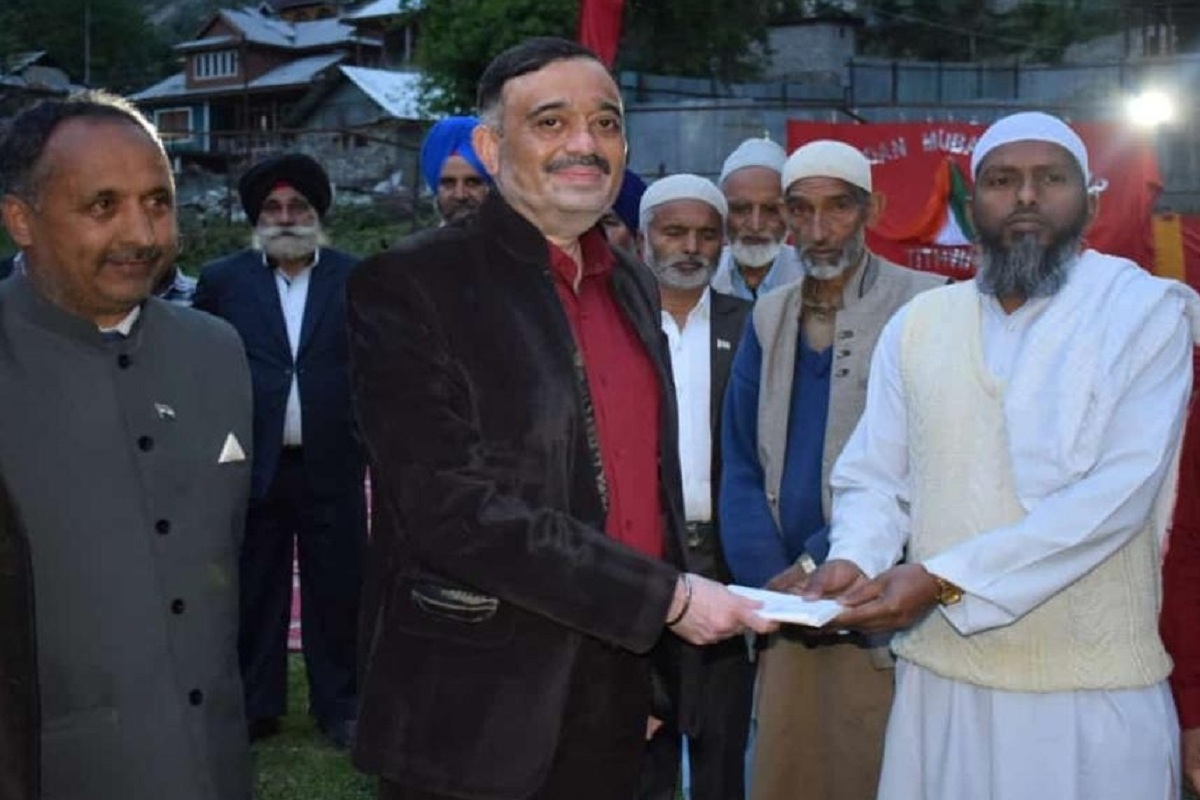 Army organises Iftar at Tithwal in north Kashmir