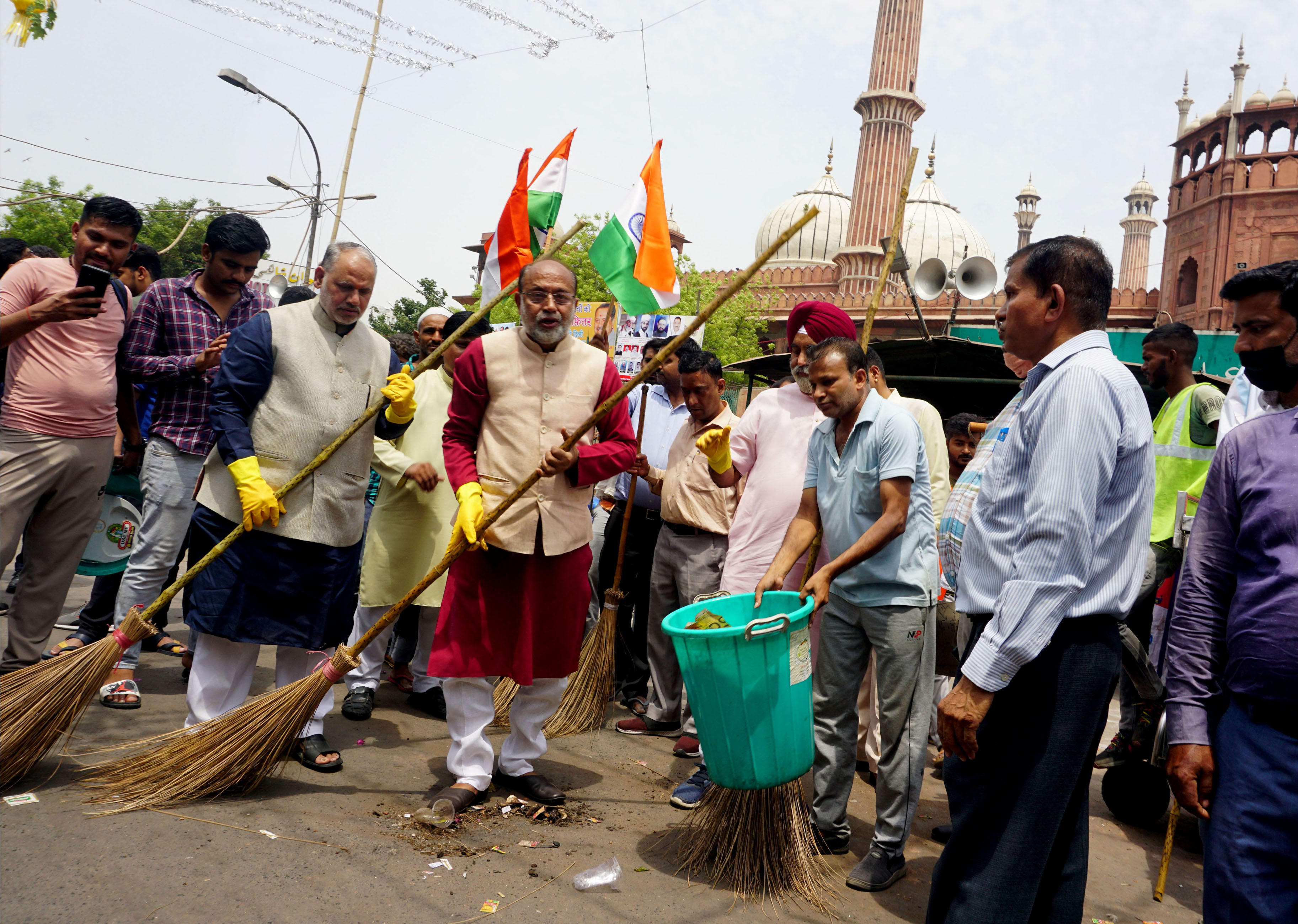 Vijay Goel leads cleanliness drive at Jama Masjid