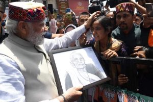 PM stops cavalcade to receive mother’s painting from Shimla girl 