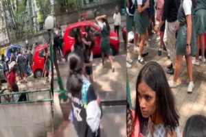 B’luru girl students’ indulge in street fight, video goes viral