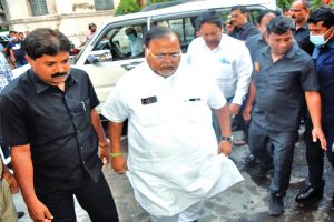 Partha Chatterjee appears at CBI office before scheduled ...