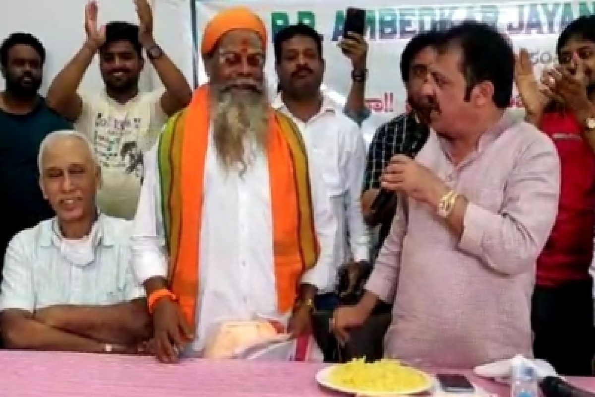 K’taka Cong MLA eats food removed from Dalit seer’s mouth, video goes viral