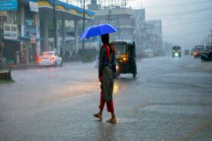 Heavy rains predicted on Wednesday, yellow warning for 5 dists