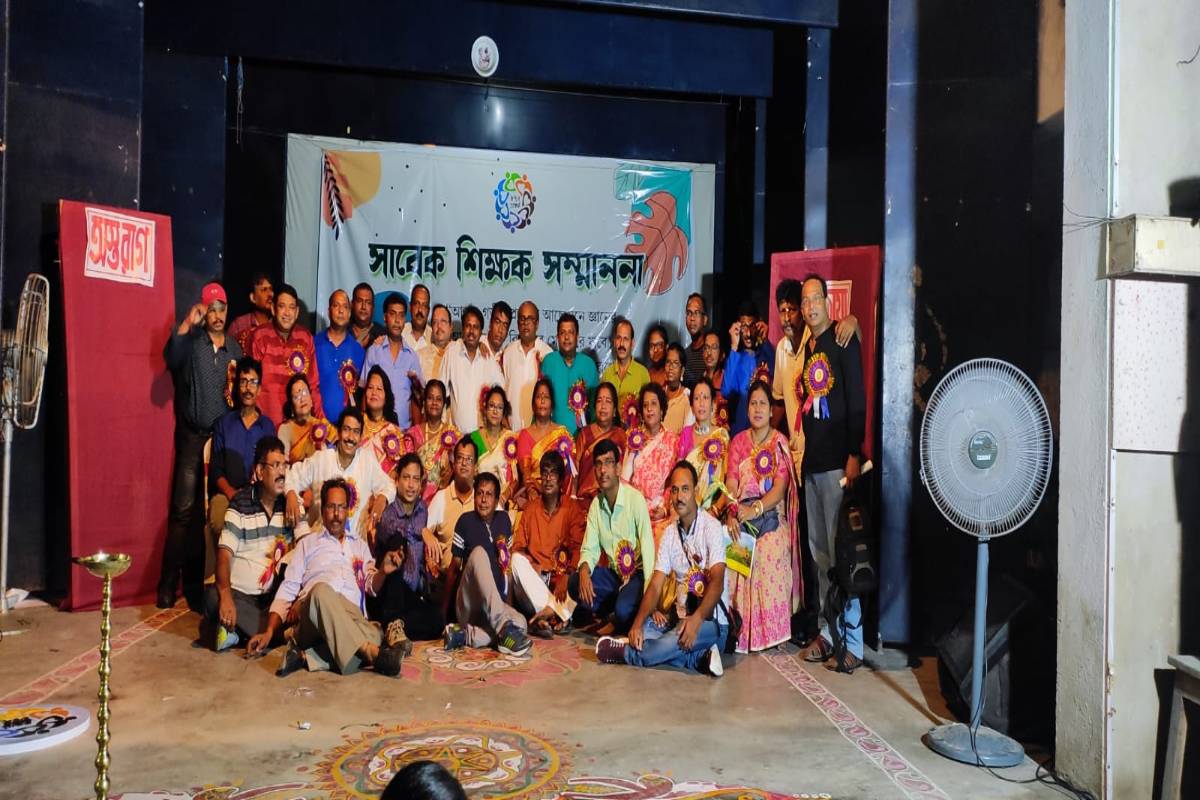 School alumni pay respects to teachers