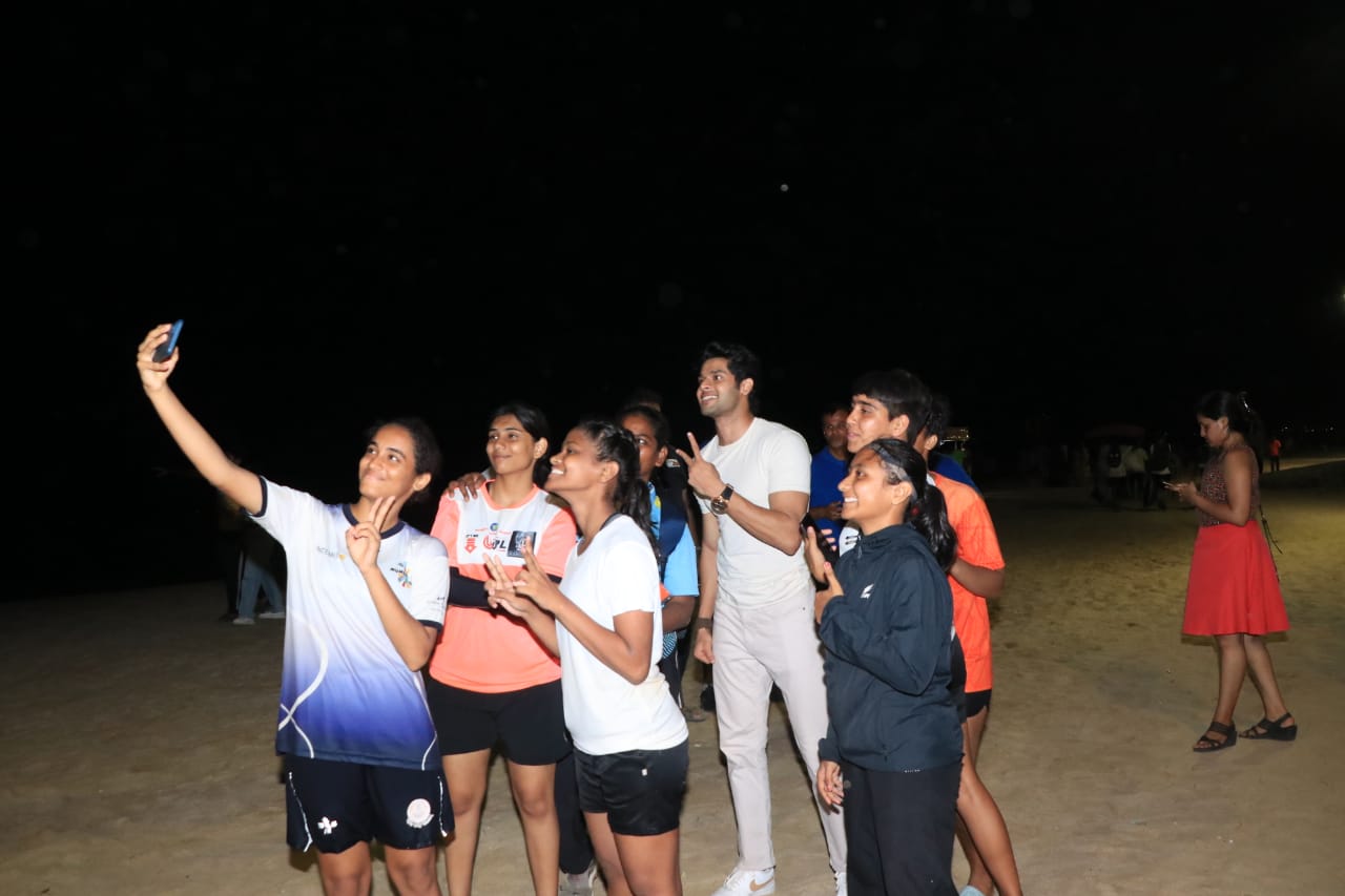Abhimanyu Dassani meets the Indian Handball Team