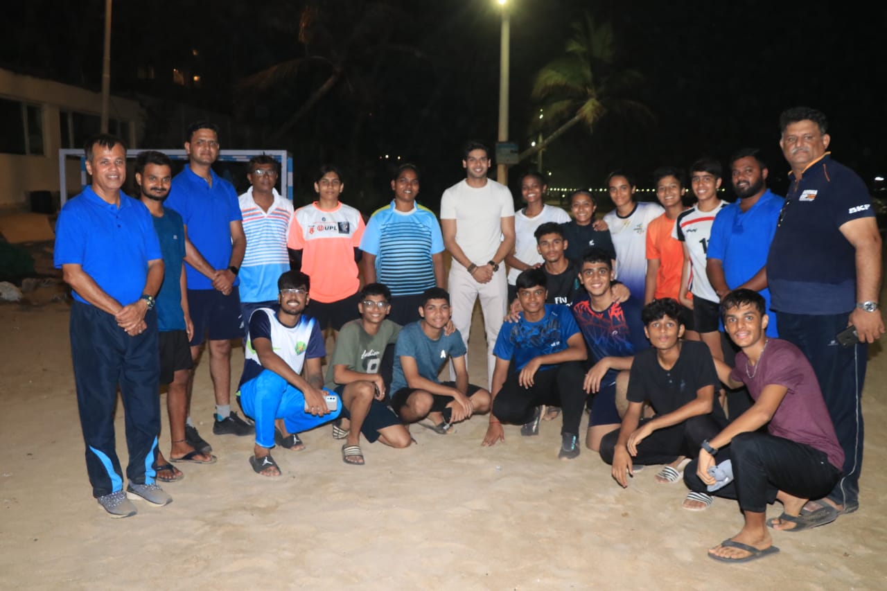 Abhimanyu Dassani meets the Indian Handball Team
