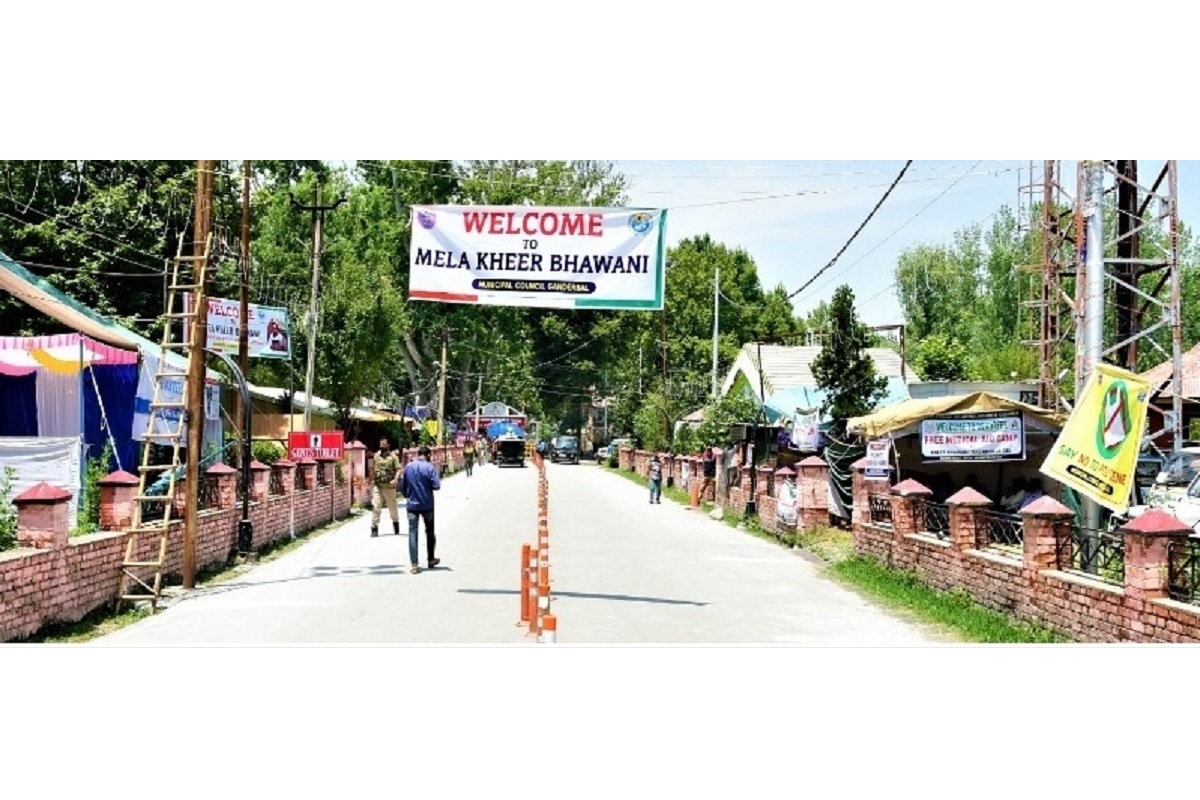Kashmiri Pandits in high spirits at Kheer Bhawani temple