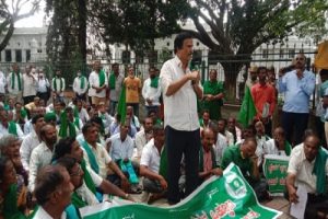Karnataka farmers protest against RBI, demand change in loan policy