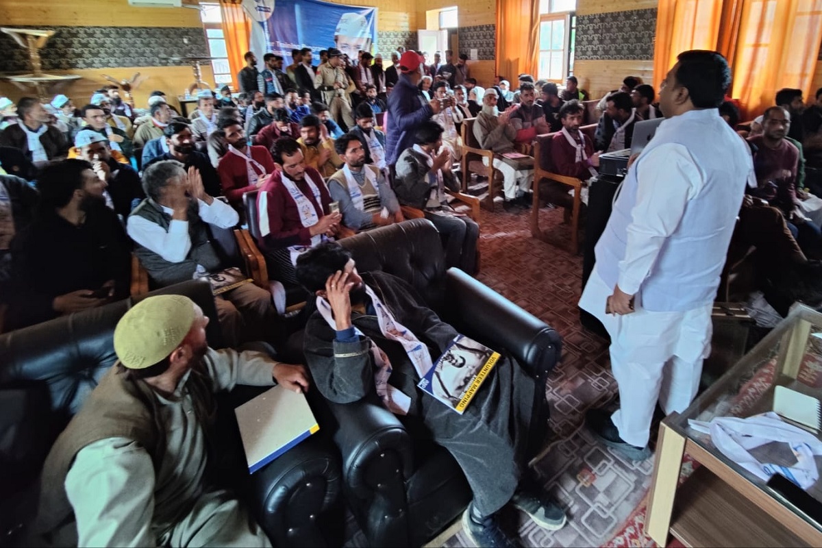 AAP hold volunteer training camp in Kashmir