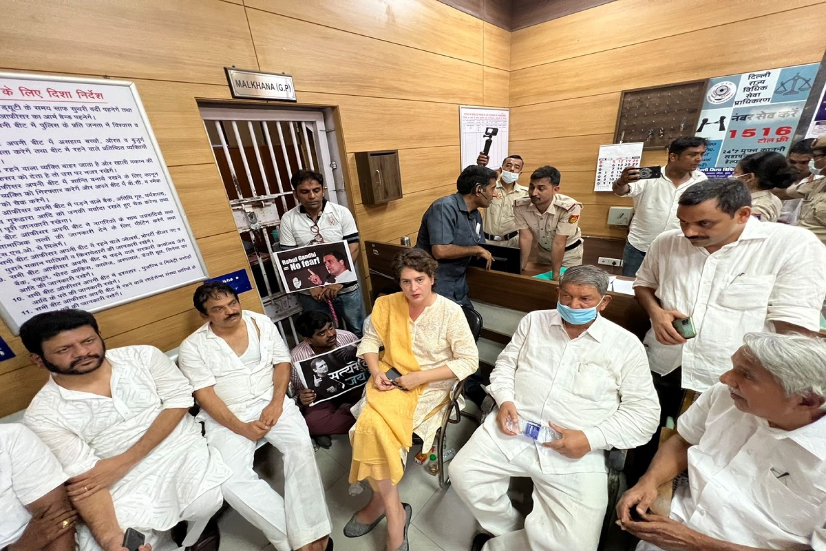Delhi: Priyanka meets detained party leaders at police station