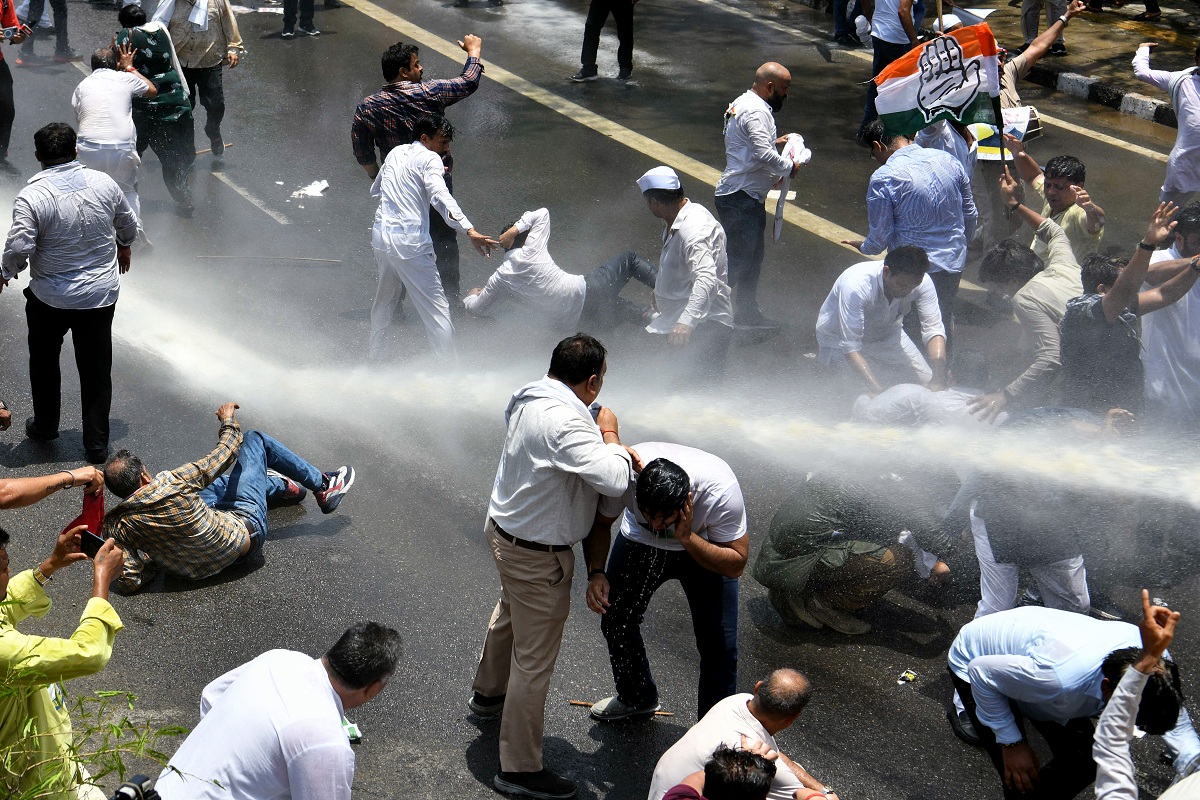 Delhi Police use water cannons to disperse protesting Cong workers