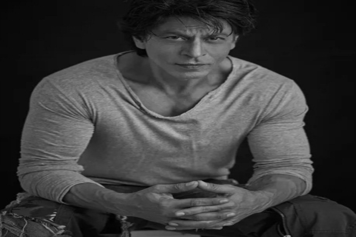 SRK’s monochrome picture takes over the Internet