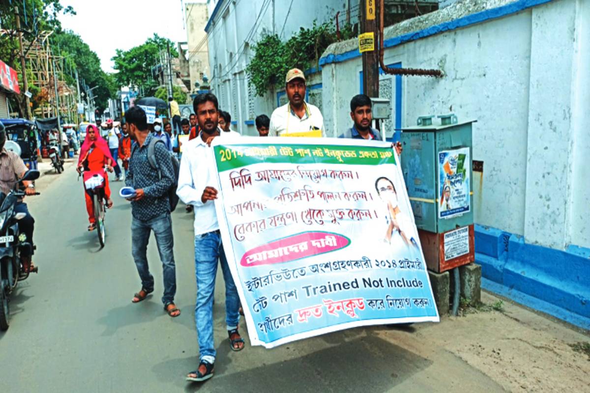 Successful TET candidates protest at Chinsurah