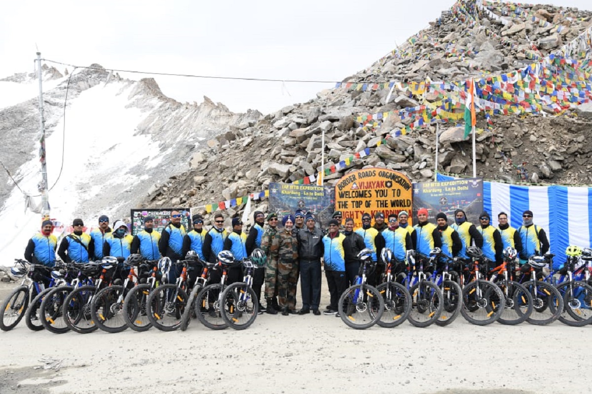 IAF cycling team flagged off from Ladakh for Delhi